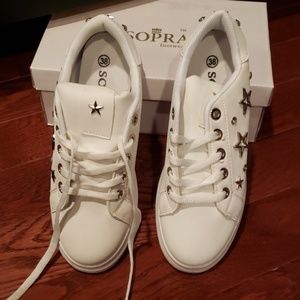 NWOT Ladies sneakers